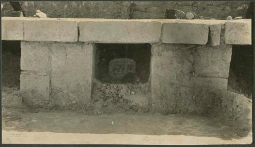 Caracol, bench in inner room of West Annex