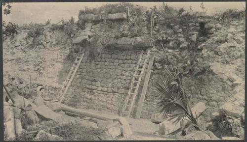 El Caracol, lower platform, south side