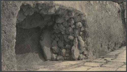 Temple of the Wall Panels, embutido of bench