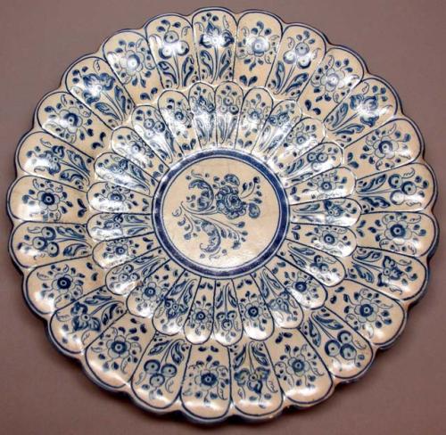 Handpainted lead glaze earthenware plate, Talavera