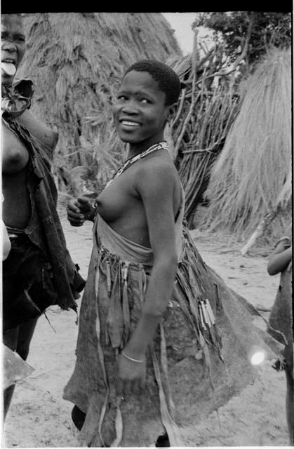 Girl standing between two people, skerms in the background