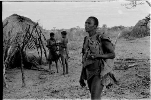 Ngwagetse standing, Genitsu and Rukan (his wives) standing in the background