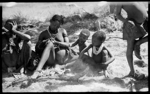 /Naoka and Di!ai and her two sons, Debe and /Gaishay, all seated