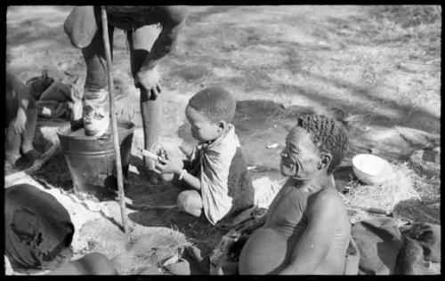 Gao, father of N!aba, an unidentified child, and a bucket