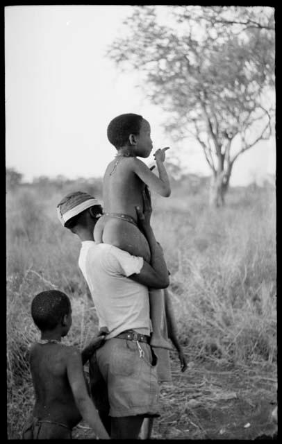 /Gishay holding "Little ≠Gao" on his shoulder with an unidentified boy standing beside him