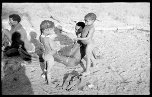 !Ungka Norna and Bau playing with string and other unidentified people; part of Elizabeth Marshall Thomas's child study