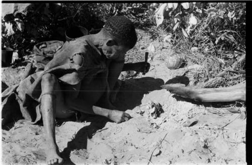 DaSi!Na taking a piece of coal to light a pipe