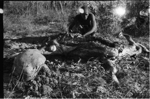 !Gai cutting up gemsbok meat