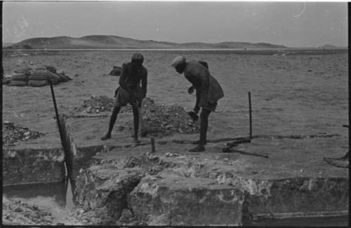 Men breaking up blocks of salt at Bitters Pan