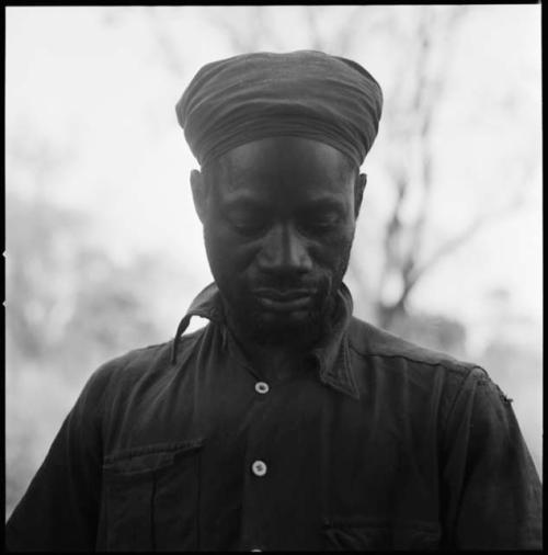 Bela wearing a turban, close-up