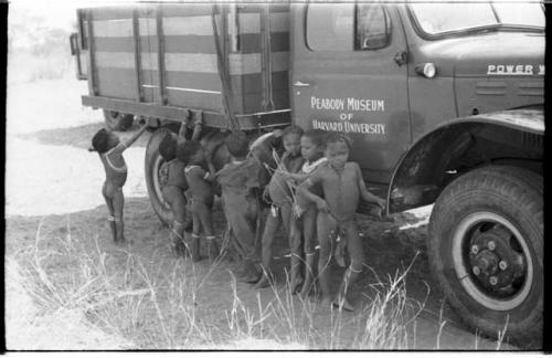 Children lined up beside the expedition Dodge, including  /Qui (son of Khuan//a and Gau),  /Gaishay, and !Ungka Norna (≠Toma and !U's son and daughter)