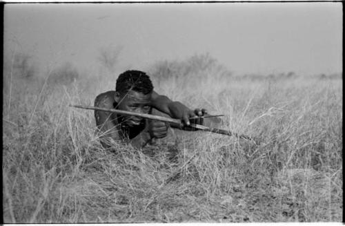 "Crooked /Qui" in shooting position, seen from the front, close-up