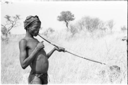 "/Gao Music" playing a musical bow