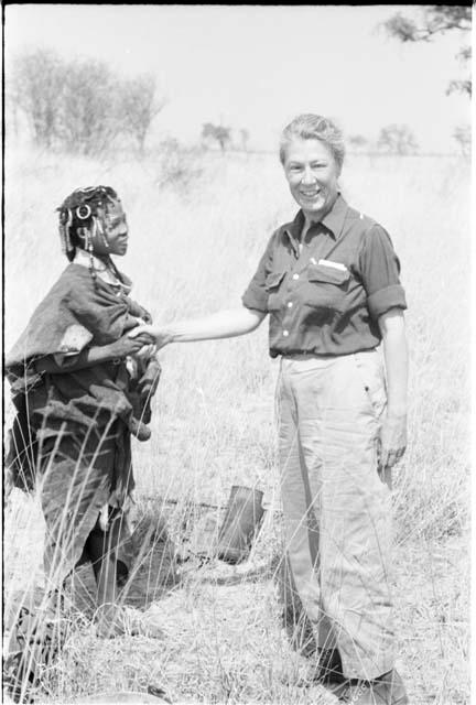 Lorna Marshall shaking hands with ≠Nisa