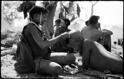 "Visiting girl" shaving "Lame /Gao's" head