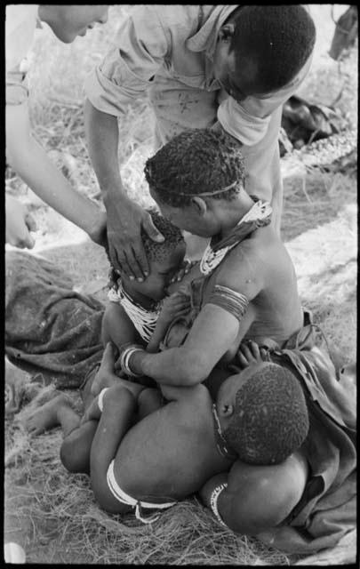 Di!ai nursing /Gaishay and Debe, Kernel Ledimo and Elizabeth Marshall Thomas comforting /Gaishay