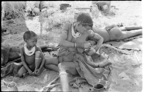 Di!ai, wife of "Gao Medicine," sitting with her son /Gaishay