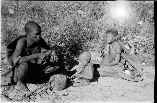 !Gai, Tsekue, and N!whakwe sitting