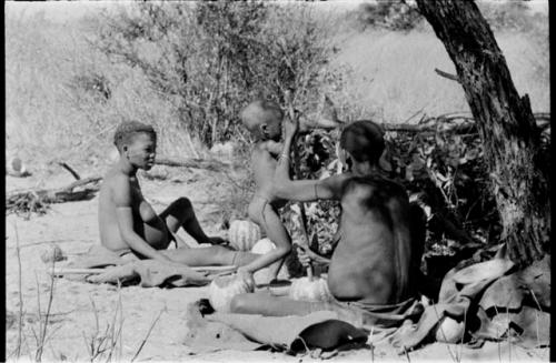 !Gai, Tsekue, and N!whakwe at their fire