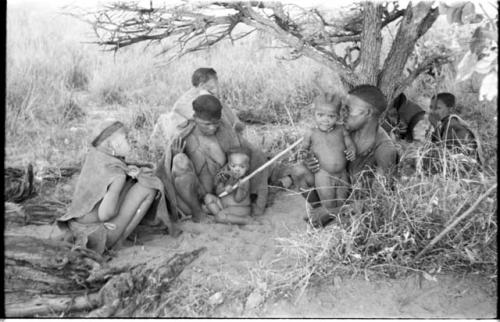 Women and children of Oukwane's group and “visiting group" sitting under a tree