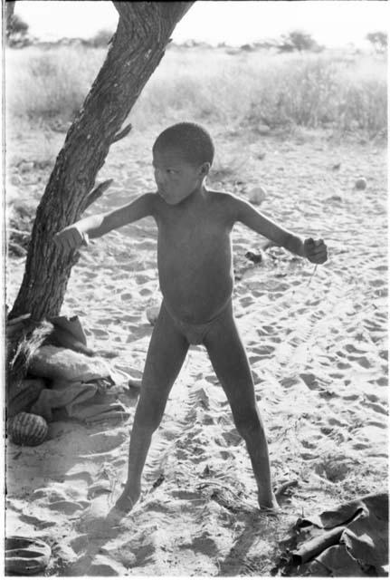 !Oukabe dancing or playing a game in the werft, full-figure standing