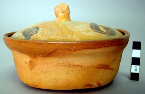 Ceramic corriente ware lidded vessel