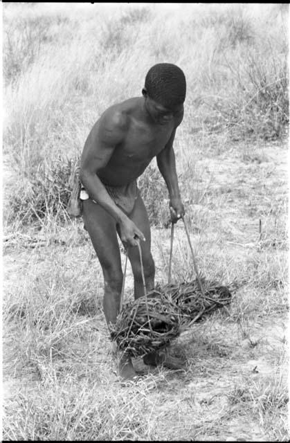 !Gai picking up a carrying net, full figure