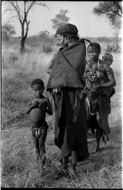 Women from a visiting group and a girl (Bo's daughter)