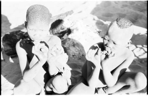 !Oukabe and /Gaiamakwe playing a game with their hands