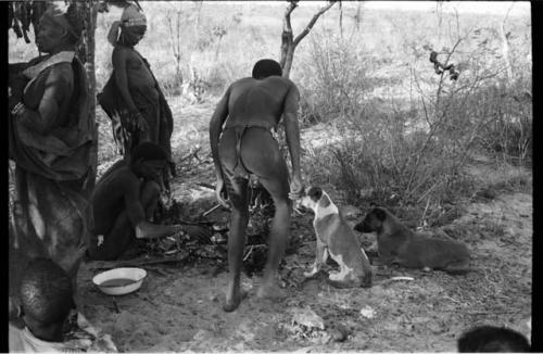 ǂToma ʒo, //Kushay and three other people by the fire with two dogs
