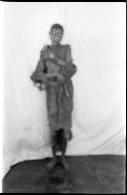 Ju/'hoan woman standing, seen from the front (out of focus)