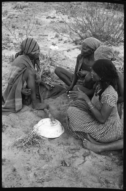 Group of women sitting and playing the dandiri