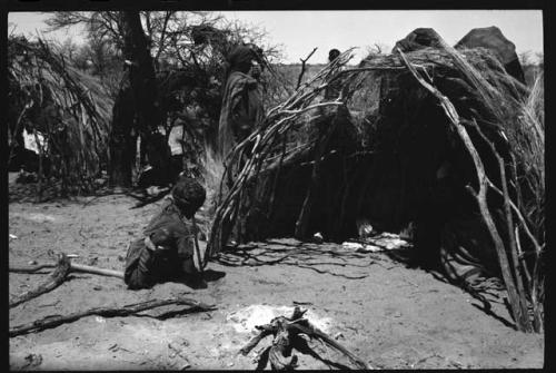 "Old Sãõ?//e" placing sticks in ground for her skerm extension