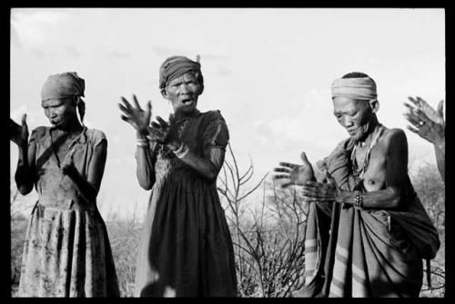 Tomku, Sãõ?//e, and "old Nǂisa" singing and clapping