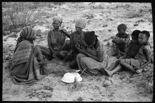 Group of women sitting and playing the dandiri