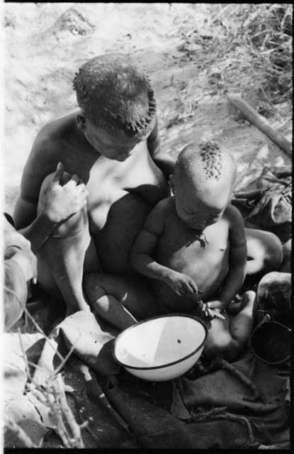 Oukwane and /Gaiamakwe sitting