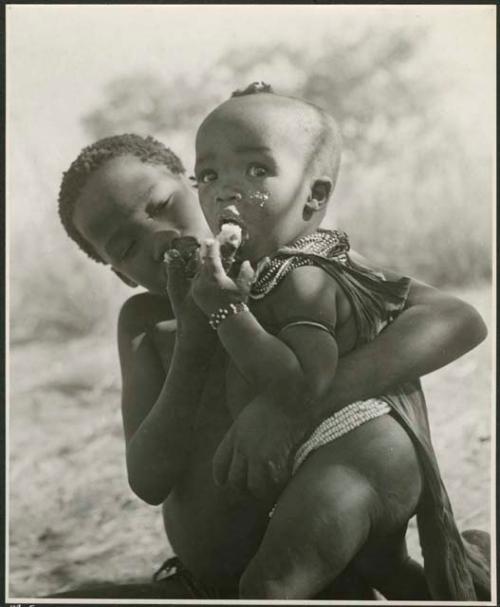 /Gaishay (son of ≠Toma) feeding mealies to his sister, Norna (print is a cropped image)