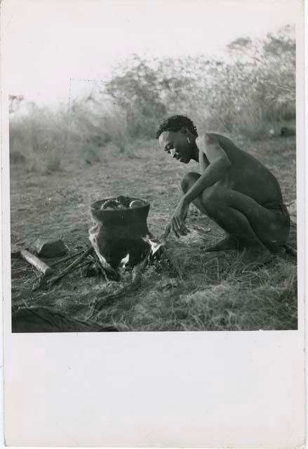 Bo, brother of /Naoka (first wife of "Gao Medicine"), visiting Gautscha, and cooking meat in an Ovambo pot