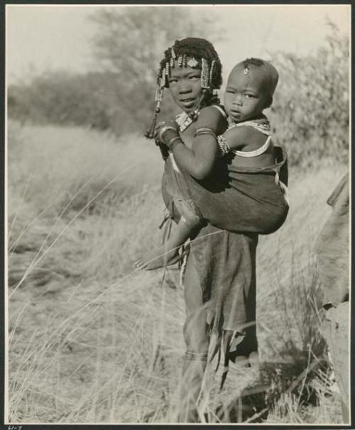 ≠Gisa (daughter of ≠Gao and Khwo//o-/Gasa) carrying /Gaishay, (son of Di!kay and "Gao Medicine") (print is a cropped image)