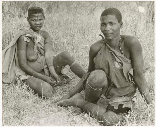 Mogatsiposi (who is Kgalagari, right) and a woman sitting (print is a cropped image)