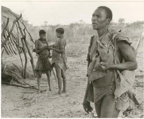 Ngwagetse standing, Genitsu and Rukan (his wives) standing in the background (print is a cropped image)