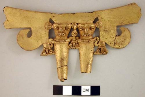 Gold ornament - Guanine figure representing trophy heads