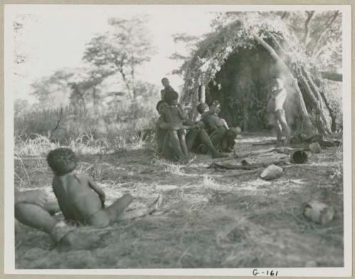 Group sitting in front of a skerm