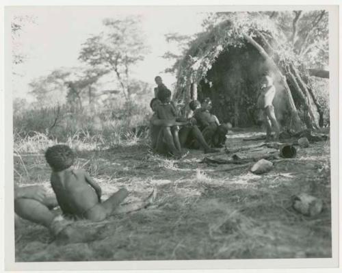 Group sitting in front of a skerm