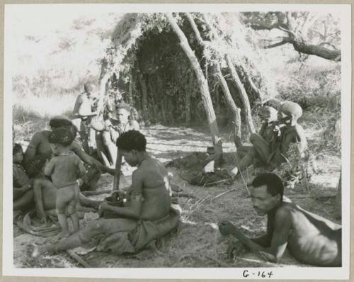 Group seated in front of a skerm