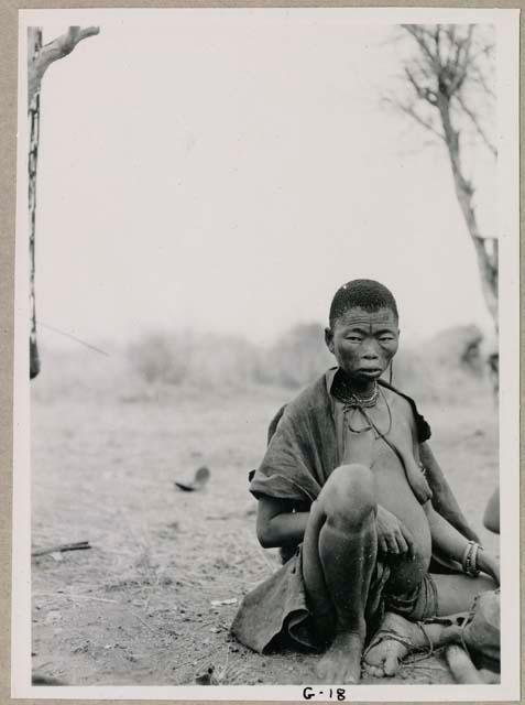 !Ungka (daughter of "Old Gau" and sister of //Kushay) sitting

