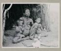 /Goishay, wife of ≠Gao, headman of Band 3, with her her two youngest children, ≠Gisa and /Gasa
