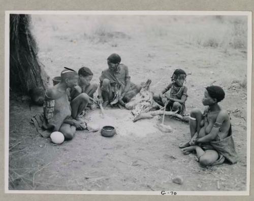 ≠Gao, his wife, Khwo//o-/Gasa, and their son, Gao, and ≠Gisa with her mother


