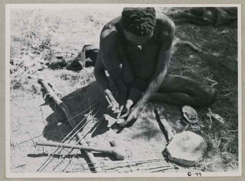 "Gao Medicine" applying poison to arrows, stirring poison in a little dish made from the knee joint of an animal