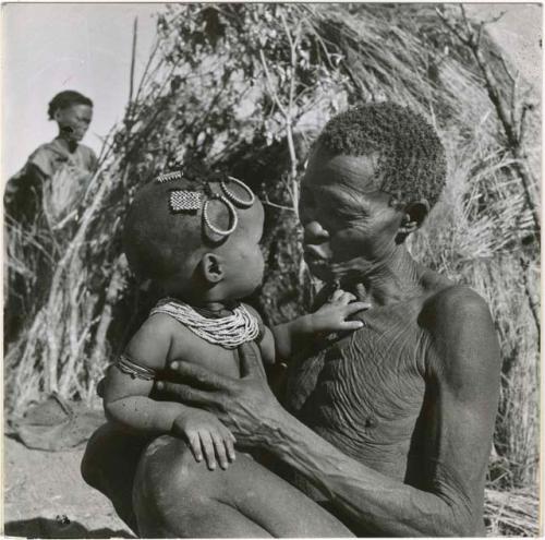 "Old ≠Toma & his grand da. [daughter], Da [Daughter] of //Ao #44 & N≠isa 45 child - Band 2": "Old ≠Toma" holding his granddaughter, Khuan//a (print is a cropped image)